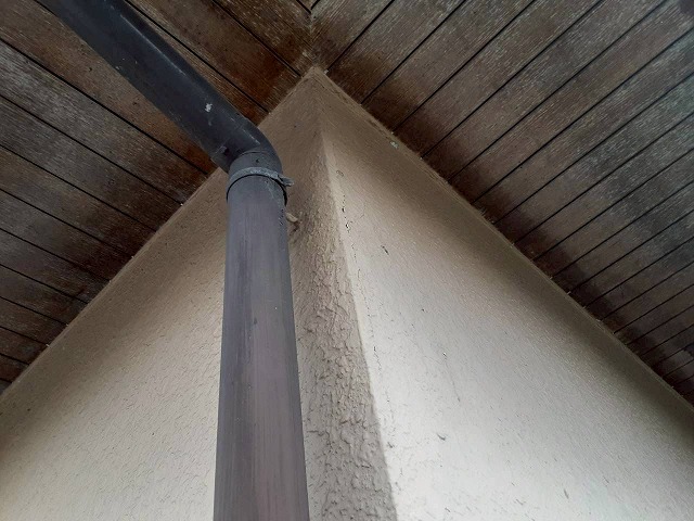 住宅雨樋調査で竪樋の色あせを確認