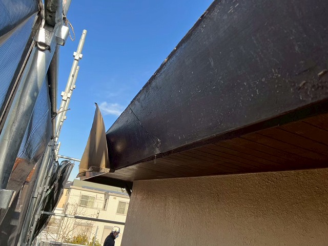 雨樋交換工事で樋隠しの下地材から板金を剥がしている様子