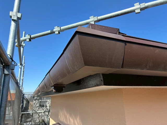 雨樋交換工事のコーナー部への曲がり部材取り付け状況