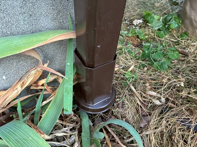 雨樋交換工事の竪樋最下部への排水管カバー取り付け