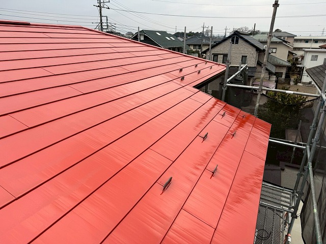 金属屋根塗装のサビ止め塗料による下塗りが完了