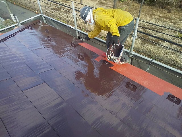 「エスケープレミアムルーフSi」を用いた金属屋根塗装工事の中塗り施工状況