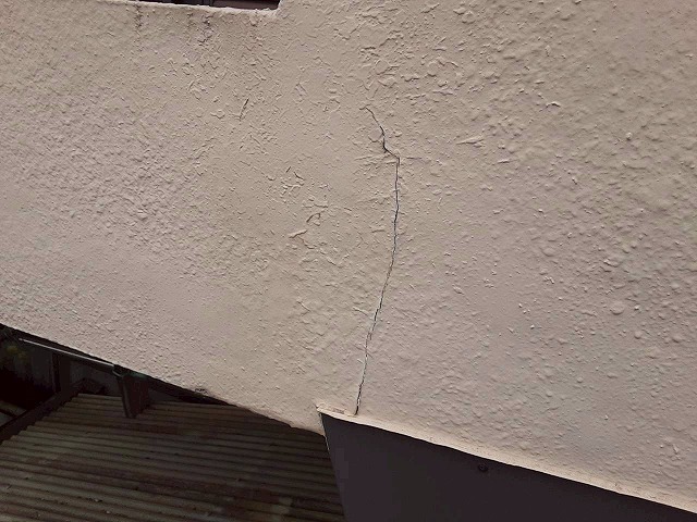モルタル塗り外壁に経年劣化によるひび割れを確認