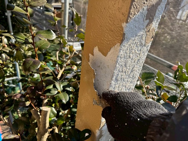 モルタル外壁の劣化した塗膜のヘラ剥がし