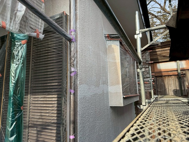 モルタル外壁塗装工事のエピテックフィラーAEⅡ」を用いた下塗りが完了