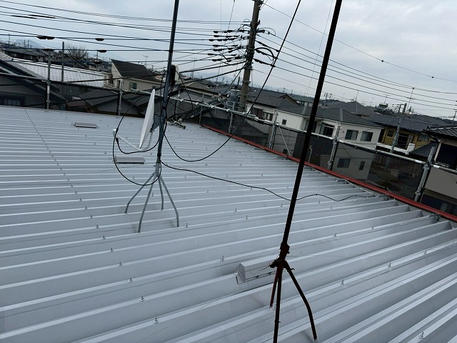 アパート折板屋根塗装工事のシリコン樹脂屋根用塗料を用いた中塗りが完了