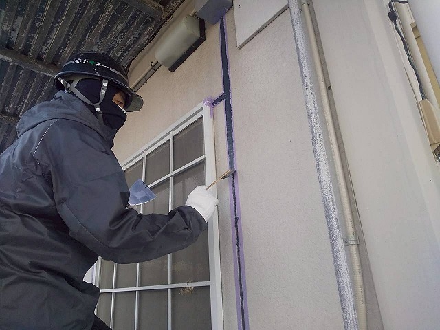 アパート建物コーキング打ち替えのコーキング押さえ