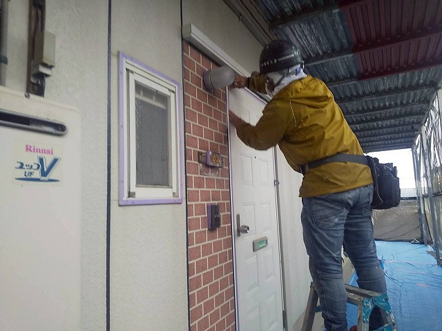 アパートサイディング外壁塗装工事の養生作業で塗装ラインを直線で形成