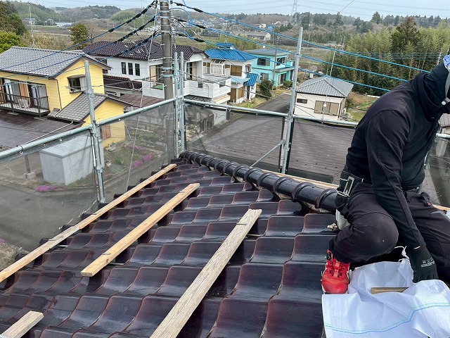 強風時に瓦が落下した住宅で行う屋根棟瓦取り直し工事の施工開始状況