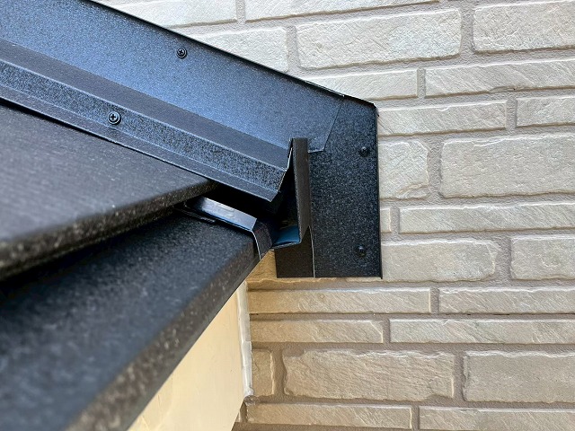 住宅屋根カバー工事で壁取り合い部への専用役物端部を加工