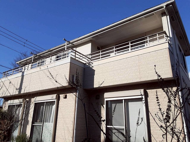 コーキング打ち替えや外壁および付帯部塗装を行う住宅の外観
