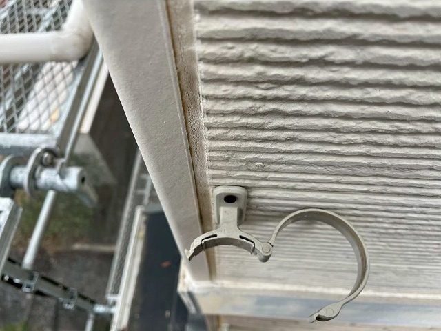 雨樋交換工事で竪樋を固定金具から取り外した状況