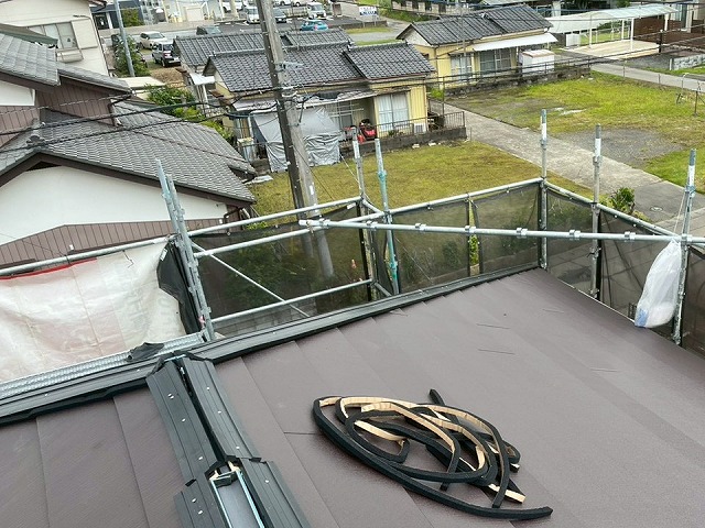屋根カバー工事の防水シーラー取り付けが完了した状況