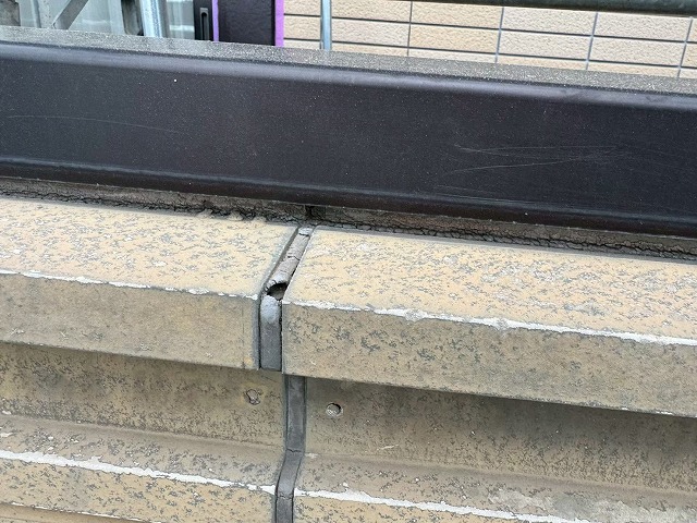 幕板コーキングの劣化状況を確認