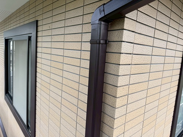 竪樋への塗装が完了してツヤのある美しい仕上がり