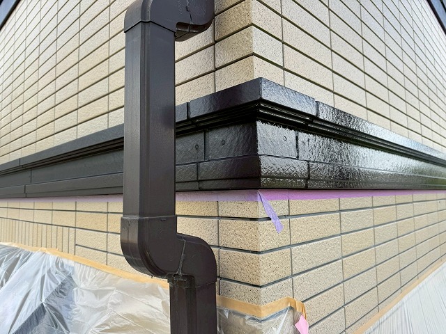 出隅部の幕板塗装2回目が完了しツヤのある仕上がりとなった状態