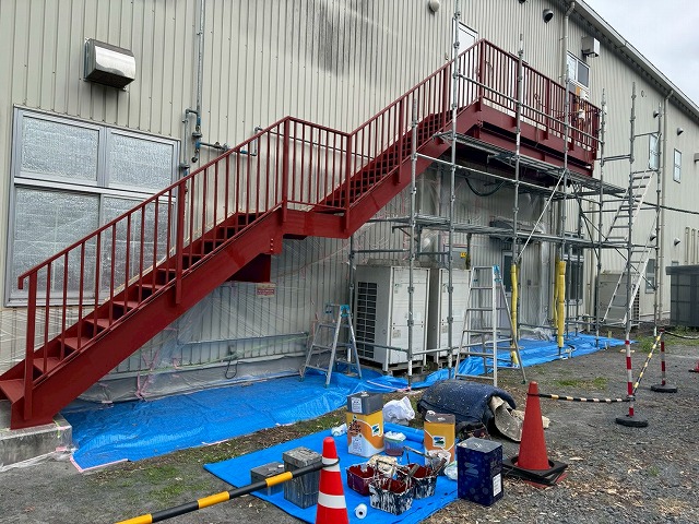 「SKマイルドボーセイ」による下塗りを終えた鉄骨階段の全景