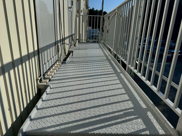工場建物の鉄骨階段塗装工事が完了した状況