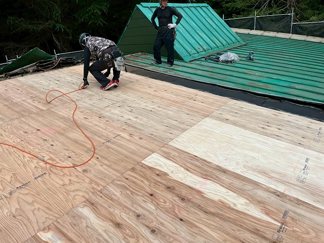 屋根葺き替え工事で構造用合板による下地再構築を進めている様子