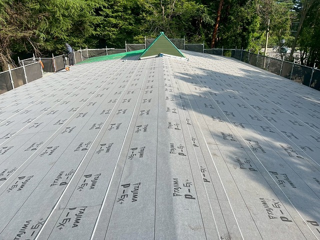 屋根葺き替え工事で全面に防水シートを敷設した状況