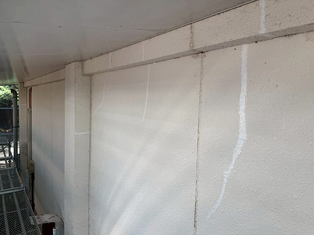 コンクリート外壁のひび割れ補修を終えた箇所の全景