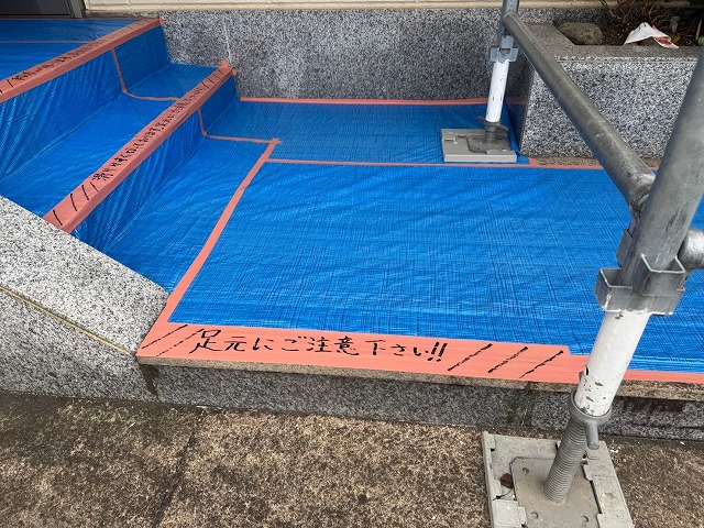 外壁塗装工事の階段養生と段鼻部分への注意喚起テープの貼り付け