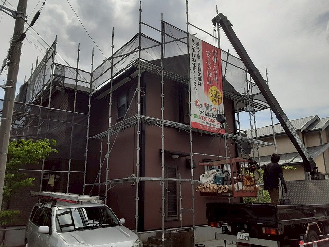 屋根カバー工事のユニック車を用いた材料搬入の様子