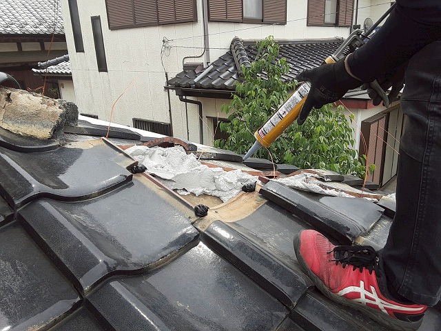下屋根部棟取り直し工事で半端瓦が重なる部分への捨てコーキング