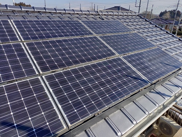 屋根葺き替え工事の太陽光パネル再設置が完了