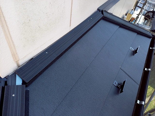 下屋根カバー工事の貫板および防水シーラー取り付け完了状況