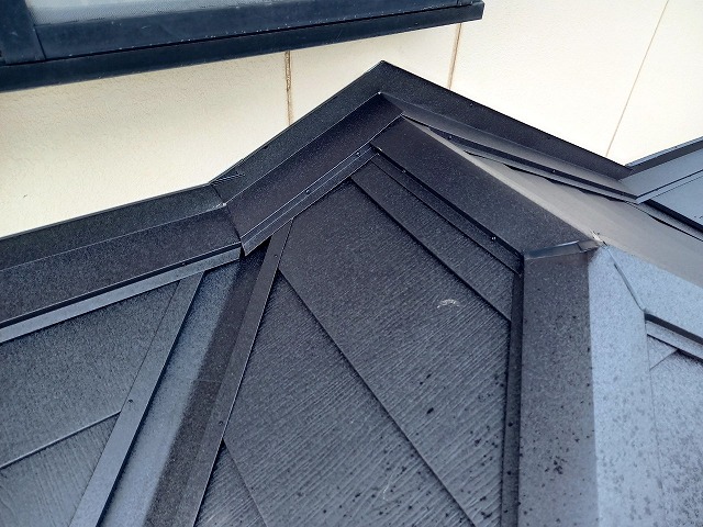 屋根カバー工事で下屋根へのスーパーガルテクト専用板金部材の取り付けが完了