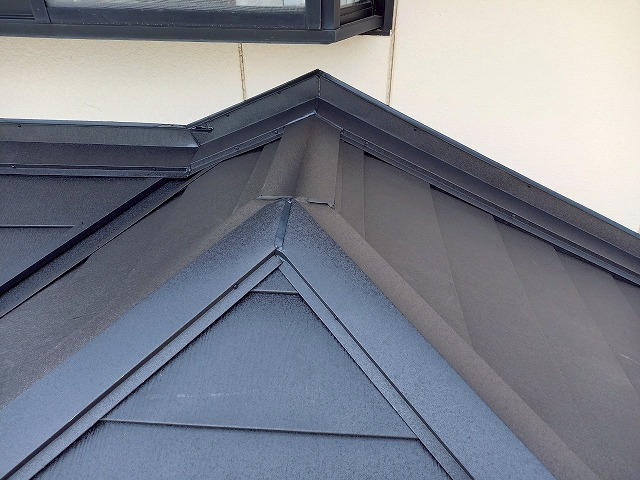 屋根カバー工事で下屋根へのコーキング処理が完了