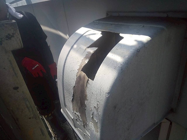 アパート建物塗装工事の換気フードへの高圧洗浄