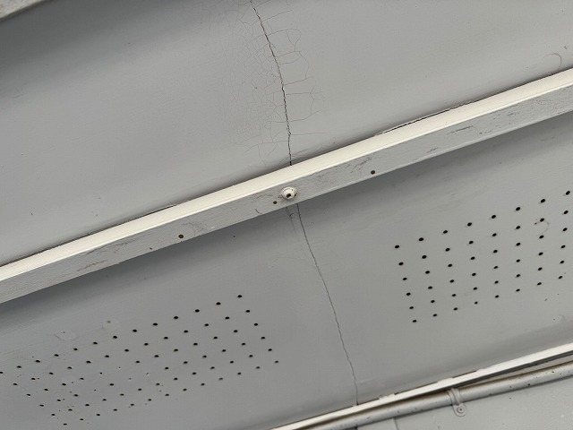 アパートの軒天が劣化でひび割れている状況