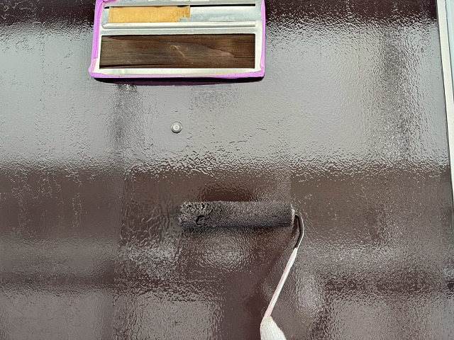 アパート玄関ドア塗装工事の仕上げ用塗料を用いた上塗り