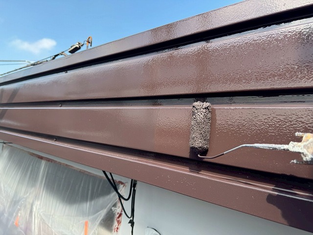 アパート建物塗装工事パラペット部破風板金塗装工程の2回目塗装