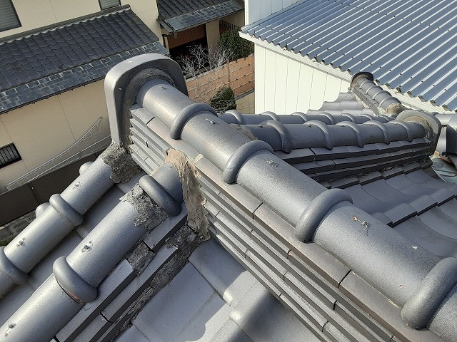 雨漏りが発生している住宅屋根の大棟漆喰劣化状況