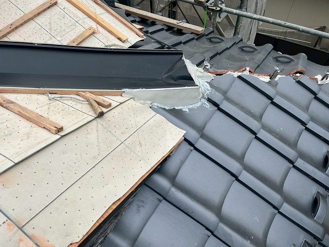 屋根葺き替え工事で谷板金から隅棟に続く箇所の納まり