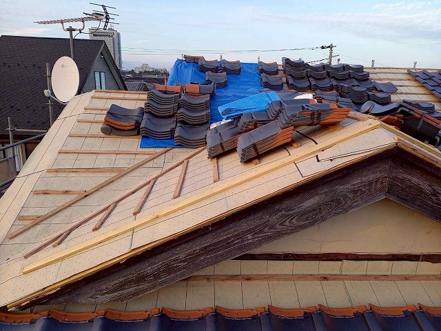 屋根葺き替え工事の「防災Ｊ形瓦エース」本体葺き施工状況