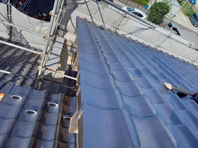 屋根葺き替え工事のケラバへの袖瓦取り付け状況