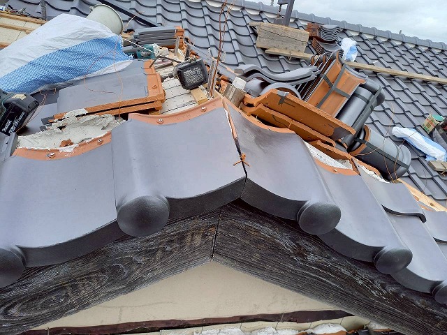 屋根葺き替え工事で右掛瓦と左掛瓦つなぐ頂上部の銅線固定状況