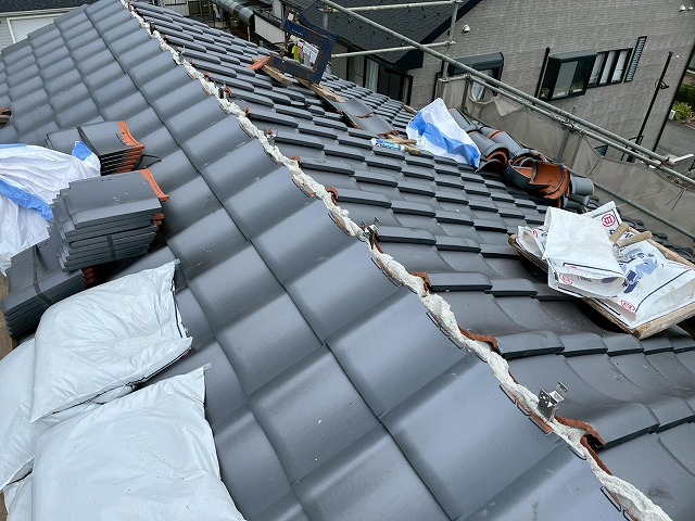 屋根葺き替え工事のガイドライン工法に基づく補強金具取り付けが完了
