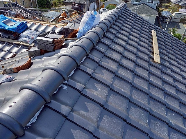 屋根葺き替え工事の大棟への7寸丸瓦設置状況