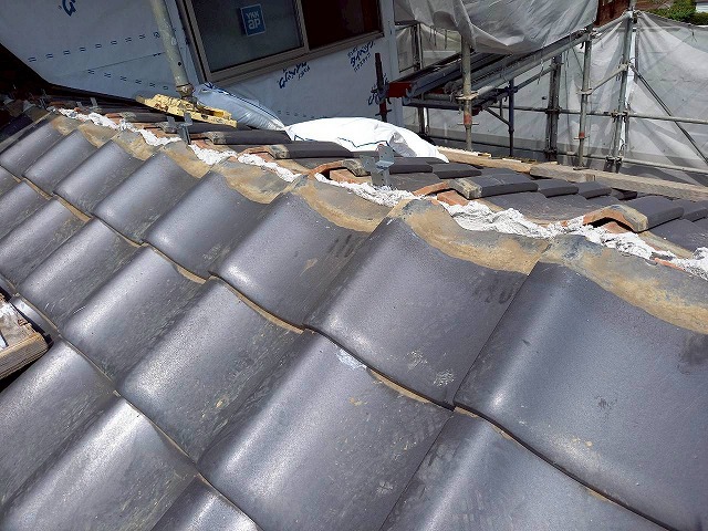 下屋根の棟取り直し工事でガイドライン工法に基づく補強金具の取り付けが完了