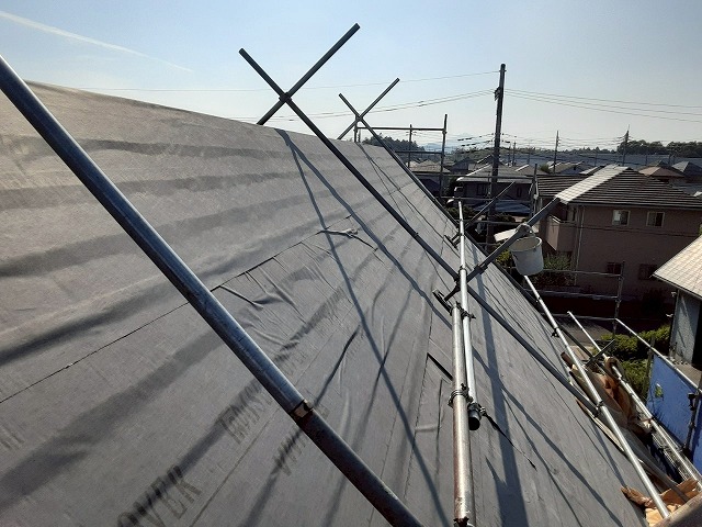 屋根カバー工事で「タディスセルフカバー」の敷設が完了