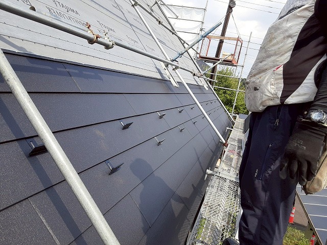 カバー工法による屋根改修工事の雪止め金具の取り付けが完了