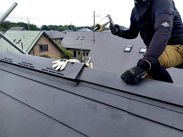 屋根カバー工法リフォームで換気棟周辺へのコーキング処理