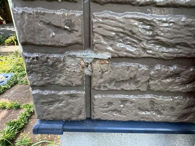 雨樋交換工事の竪樋受け金具の取り外しが完了