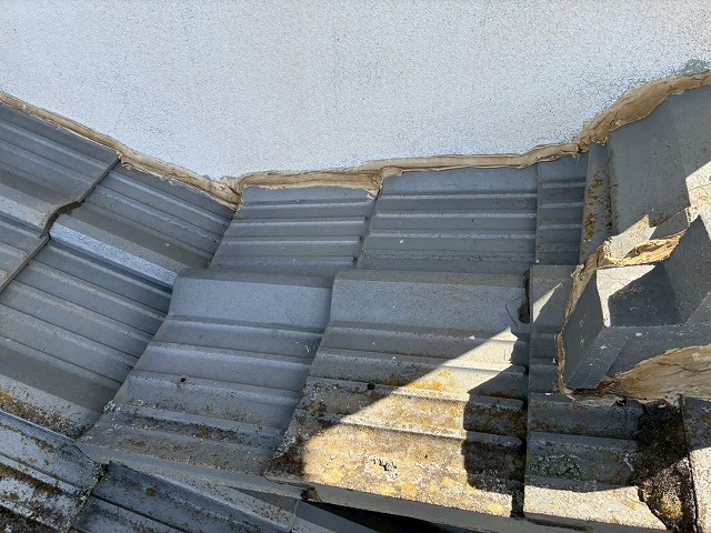 住宅の雨漏り調査でセメント瓦屋根の納まり確認