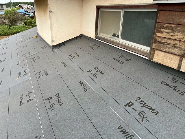 屋根葺き替え工事で防水シート敷設工程が完了